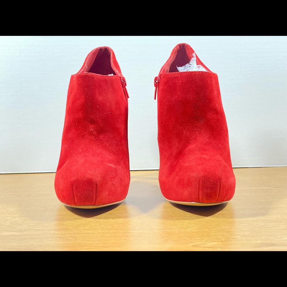 Size 8.5 Galoree Leather Upper heeled booties